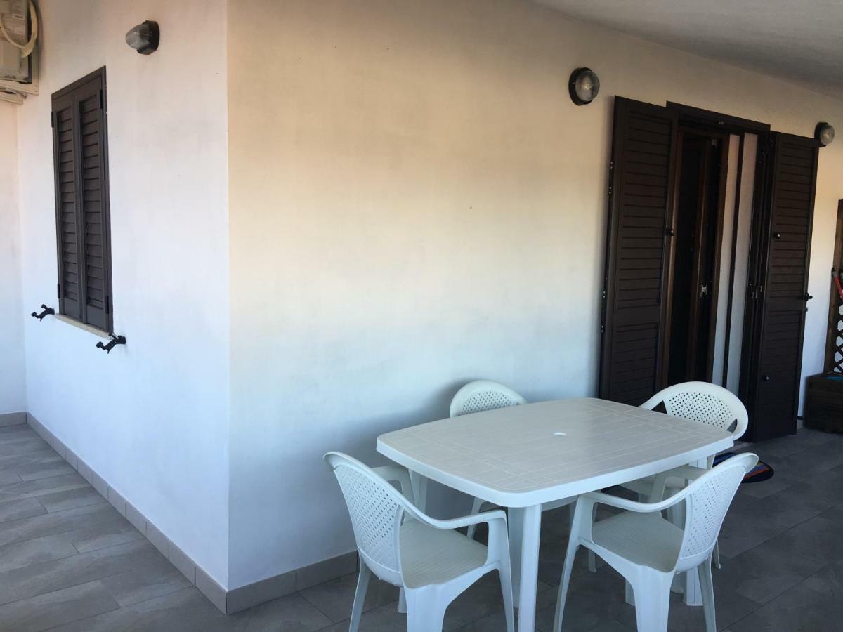 Casa Vacanze Porto Pino Apartamento Exterior foto