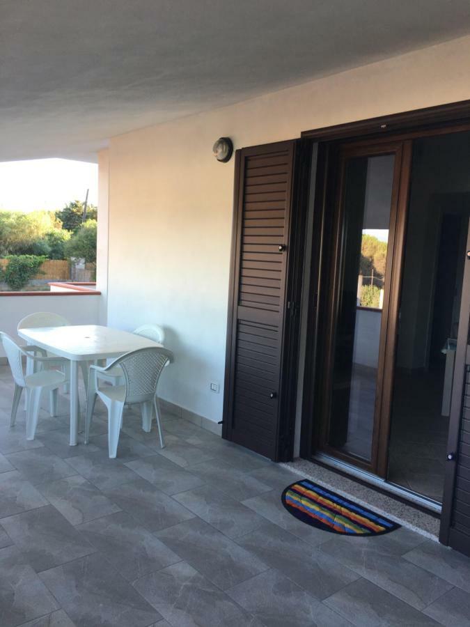 Casa Vacanze Porto Pino Apartamento Exterior foto